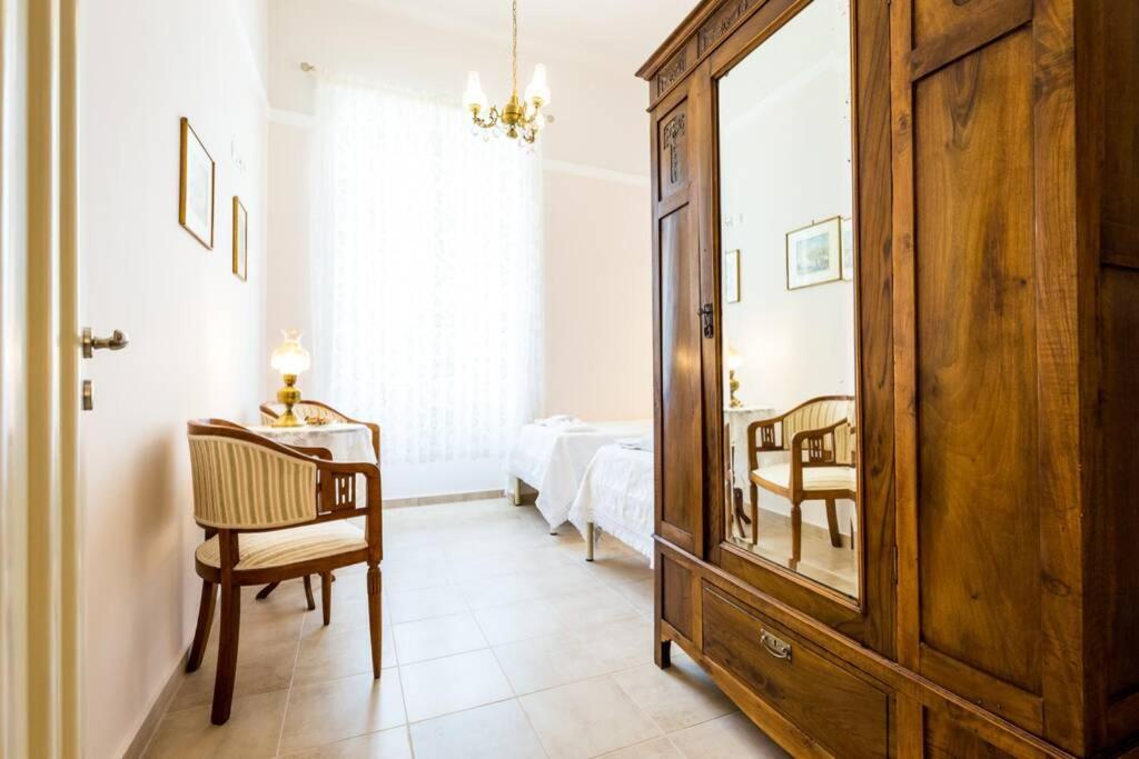 Neoclassical Flat With 2 Bedrooms In Pireus Exteriér fotografie