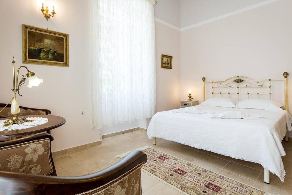 Neoclassical Flat With 2 Bedrooms In Pireus Exteriér fotografie