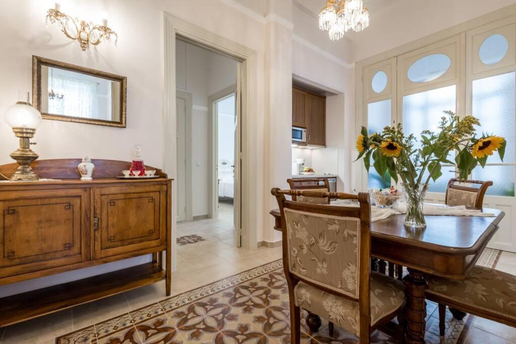 Neoclassical Flat With 2 Bedrooms In Pireus Exteriér fotografie