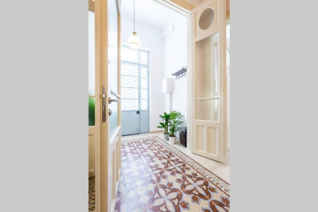 Neoclassical Flat With 2 Bedrooms In Pireus Exteriér fotografie
