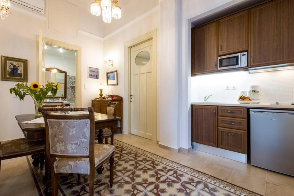 Neoclassical Flat With 2 Bedrooms In Pireus Exteriér fotografie